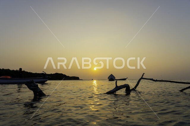 غروب الشمس على شاطئ البحر ، منظر الغروب على شاطئ البحر ، جمال السماء والمناظر الطبيعية الخلابة ، خلفية الطبيعة ، المناظر البحرية الهادئة ، هدوء وجمال البحر وقت الغروب ، تأمل البحر وقت غروب الشمس .