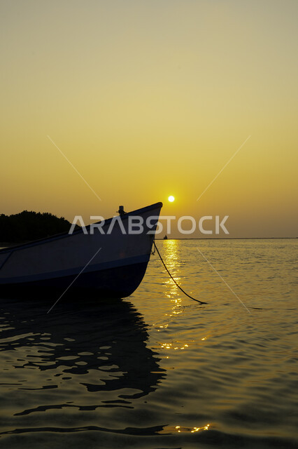 غروب الشمس على شاطئ البحر ، منظر الغروب على شاطئ البحر ، جمال السماء والمناظر الطبيعية الخلابة ، خلفية الطبيعة ، المناظر البحرية الهادئة ، هدوء وجمال البحر وقت الغروب ، تأمل البحر وقت غروب الشمس .