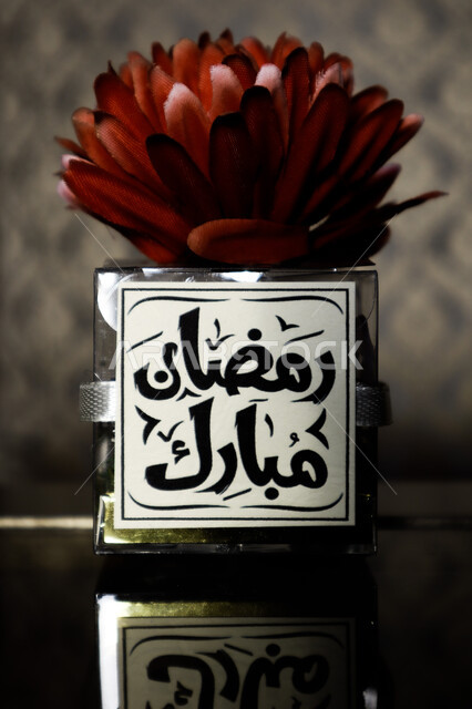 بطاقة تهنئة رمضانية، الورود والازهار الحمراء، كتابة رمضان مبارك، توزيعات رمضان، استقبال شهر رمضان، اجواء رمضانية، خلفية زخرفية، مناسبات دينية