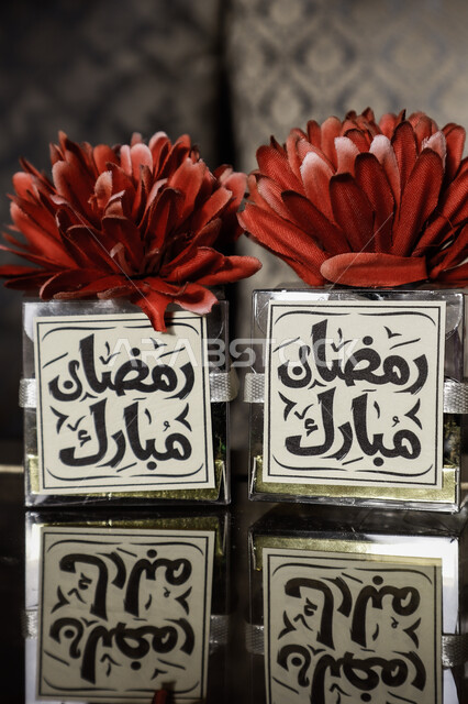 بطاقة تهنئة رمضانية، الورود والازهار الحمراء، كتابة رمضان مبارك، توزيعات رمضان، استقبال شهر رمضان، اجواء رمضانية، خلفية زخرفية، مناسبات دينية