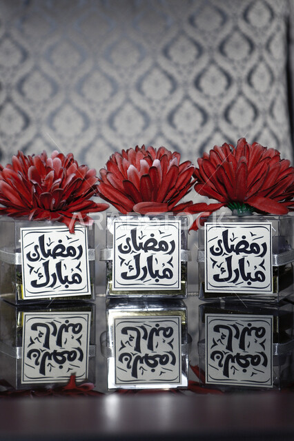 بطاقة تهنئة رمضانية، الورود والازهار الحمراء، كتابة رمضان مبارك، توزيعات رمضان، استقبال شهر رمضان، اجواء رمضانية، خلفية زخرفية، مناسبات دينية