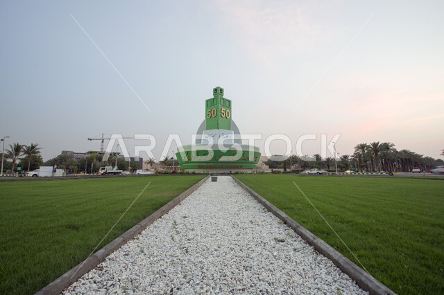 جامعة الملك عبد العزيز في جدة بالمملكة العربية السعودية، اشجار النخيل، النباتات الخضراء، مجسم دائري، معالم جدة المشهورة، جامعات السعودية