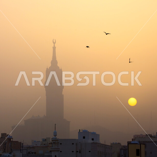 صورة بانوراميا لبرج الساعة في مكة المكرمة بالمملكة العربية السعودية وقت غروب الشمس، الفن الهندسي المعماري، برج ساعة مكة المكرمة، معالم مشهورة