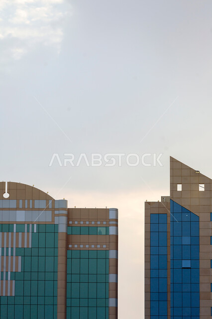 صورة مقربة لابراج بتصاميم ابداعية، الفن الهندسي المعماري، نوافذ زجاجة زرقاء