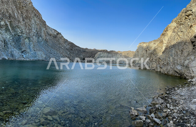 وادي مياه وسط الجبال الصخرية، الجبال والمرتفعات، بحيرة مائية، مناظر طبيعية خلابة، التكوينات الصخرية، خلفية الطبيعة
