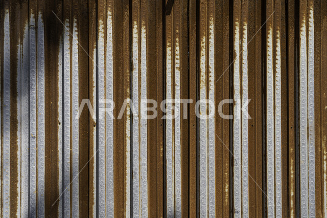 صورة مقربة لالواح معدنية مهترئة، حديد قديم، الواح صدئة، جدار حديدي عتيق، اطار قديم مهترء