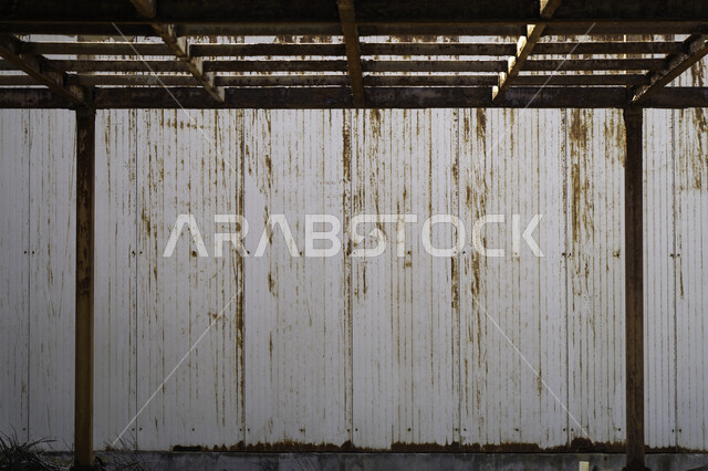 الواح معدنية مهترئة، اعمدة حديد، اسقف من الحديد قديم، الواح صدئة، جدار حديدي عتيق، اطار قديم مهترء