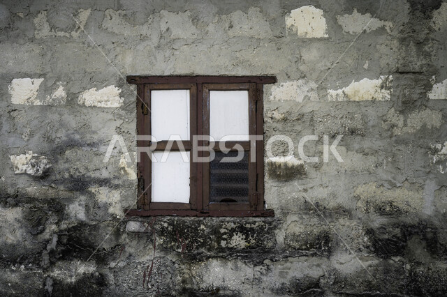 صورة مقربة لنافذة خشبية قديمة، منازل حجرية اثرية قديمة، العمارة القديمة، جدار من الحجارة القديمة