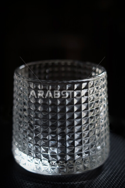 كوب زجاجي فارغ على خلفية سوداء , كأس كريستال , كوب ماء شفاف . 