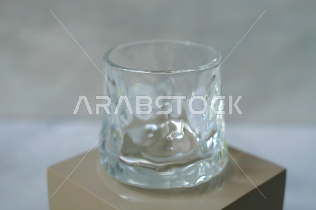 كوب زجاجي فارغ على خلفية بيضاء , كأس كريستال , كوب ماء شفاف , قاعدة عرض المنتجات . 