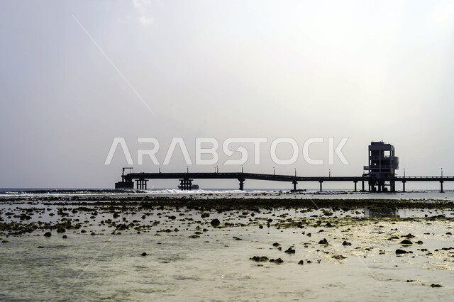 جسر فوق شاطئ البحر، امواج البحر، رمال طينية، رمال ناعمة على شاطي البحر، مناظر طبيعية، تراجع منسوب مياه البحر