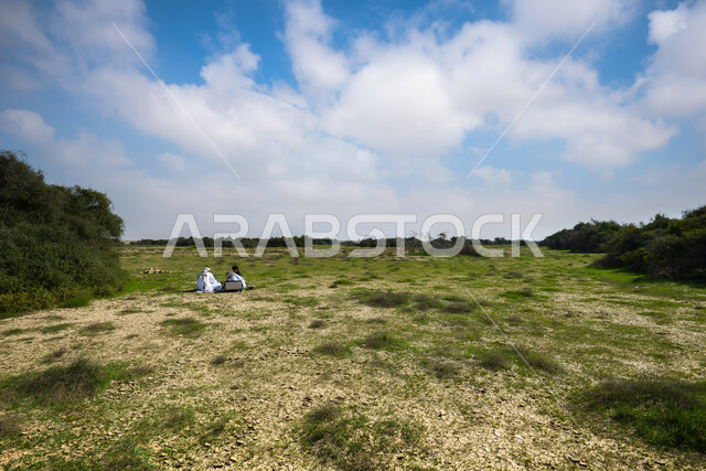 رجال عرب خليجيين قطريين يجلسون في محمية الريم شمال قطر، محمية طبيعية، الاشجار والنباتات الخضراء، الطبيعة الخضراء، خلفية الطبيعة