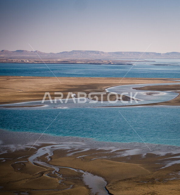 شاطئ البحر في منطقة خور العديد بقطر، مياه البحر الزرقاء، شاطئ البحر ...