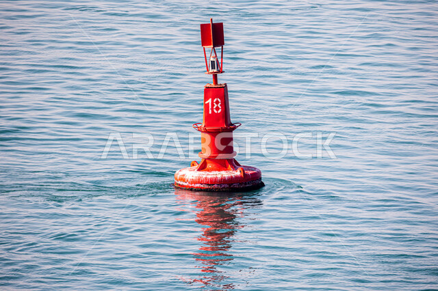 عوام بحري احمر، علامة تحذير، قمع بحري، معدات الامن والامان، عائم، مياه البحر، عوامة الملاحة