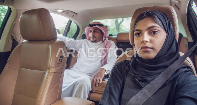 سيدة عربية خليجية سعودية تقود السيارة وتضع حزام الامان، ايصال راكب عربي خليجي سعودي الى وجهته المطلوبة ، خدمة توصيل الركاب ،التاكسي الاخضر في السعودية ، حرية القيادة للمراة السعودية