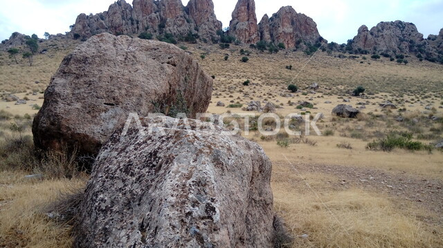 جبال صخرية في المملكة السعودية , التكوينات الصخرية , الطبيعة الصحراوية ، تضاريس صخور و جبال ، خلفية طبيعة  ، صحراء 