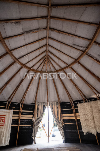 خيمة بدوية بسيطة من الداخل وسقف قماشي مدعم بالخشب