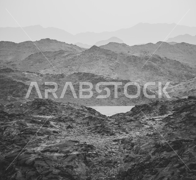 صورة بالابيض والاسود للجبال والمرتفعات في المناطق الصحراوية، التكوينات الصخرية، الجبال الصخرية، مناظر طبيعية، التضاريس الصحراوية، الطبيعة الصحراوية