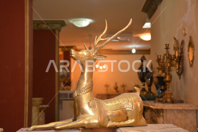مجسم لحيوان الغزال، تحف وأنتيكات، ديكورات منزلية، اكسسوارات منزلية، تمثال باللون الذهبي، ديكورات داخلية، تحف فنية مميزة 