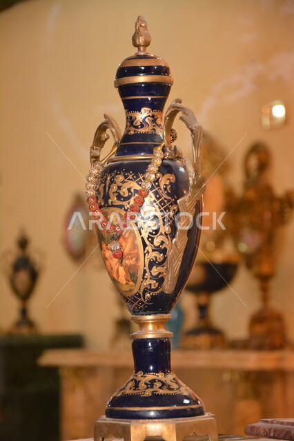 A model of a glass vase, antiques, home decorations, home accessories, interior decorations, distinctive artifacts