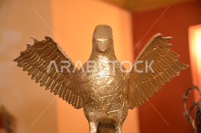 مجسم لطائر الصقر، تحف وأنتيكات، ديكورات منزلية، اكسسوارات منزلية، تمثال باللون الذهبي، ديكورات داخلية، تحف فنية مميزة 