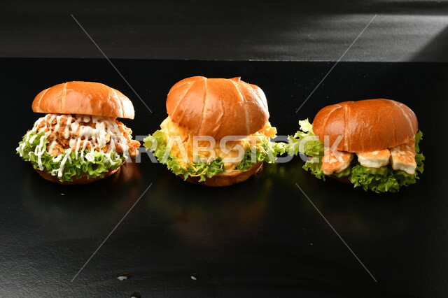 صورة مقربة لساندوتش البرجر باللحم، وجبة غذائية شهية ، تقديم الوجبات السريعة، وجبة الهمبرجر اللذيذة، مطاعم ومأكولات