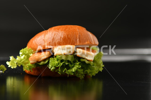 صورة مقربة لساندوتش البرجر باللحم، وجبة غذائية شهية ، تقديم الوجبات السريعة، وجبة الهمبرجر اللذيذة، مطاعم ومأكولات