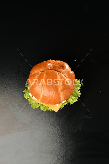 صورة مقربة لساندوتش البرجر باللحم، وجبة غذائية شهية ، تقديم الوجبات السريعة، وجبة الهمبرجر اللذيذة، مطاعم ومأكولات