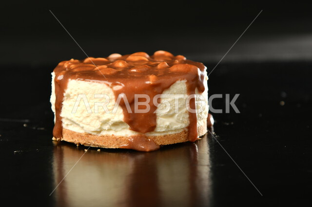 طبق من الحلا البارد مزين بالكراميل والبندق اللذيذ، حلا شرقي، حلويات وسكريات، قطع الحلوى الشهية، التحلاية، حلويات باردة