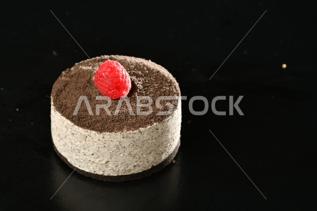 قطعه شهية من التشيز كيك بالكاكاو، طبقات الكريمة، حلا شرقي، حلويات وسكريات، قطع الحلوى الشهية، التحلاية، حلويات باردة