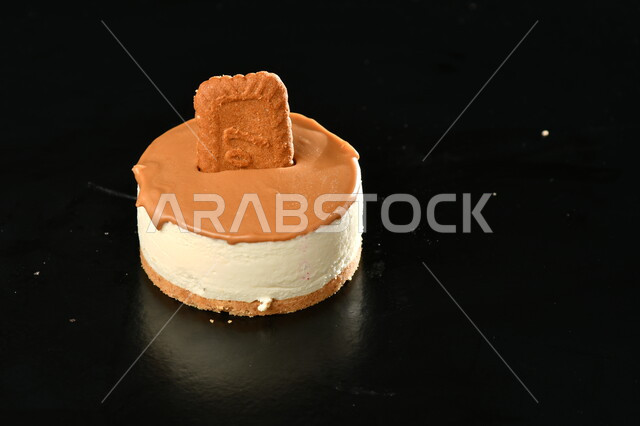 قطعة من التشيز كيك المزينة بالبسكويت، طبق من الحلا اللذيذ، تشيز كيك، حلا شرقي، حلويات وسكريات، قطع الحلوى الشهية، التحلاية، حلويات باردة