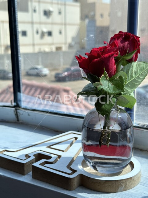 مزهرية زجاجية, ورد جوري أحمر اللون , قاعدة خشبية , ورود وأزهار , تحف وديكورات وزينة , جلسات تصوير .