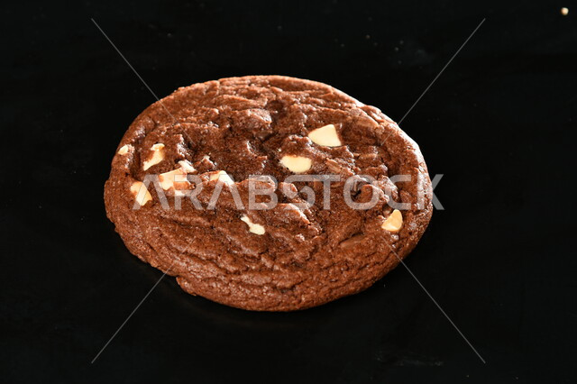 رقائق الشوكولاتة الساخنة، رقاقات الكوكيز المقرمش، بسكويت هش، بسكويت برقائق الشوكولاتة، كوكيز، حلويات مخبوزة طازجة، خلفية سوداء