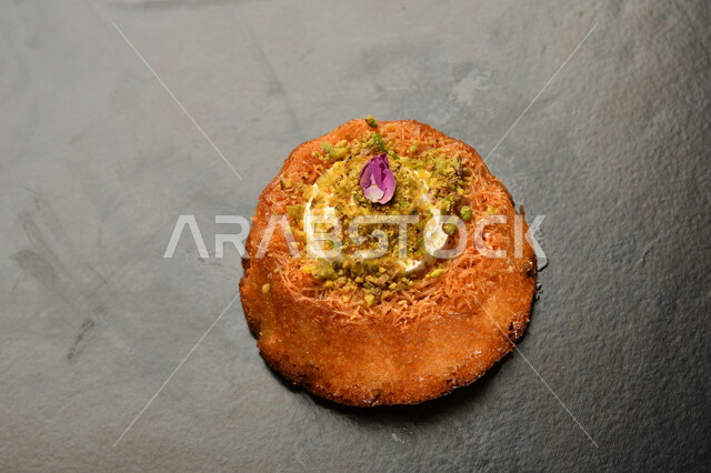 صورة من الأعلى لقطعة من الحلوى المزينة بالفستق الحلبي، قطع الحلوى المحشوة بالفستق، حلويات وسكريات، خلفية رمادية