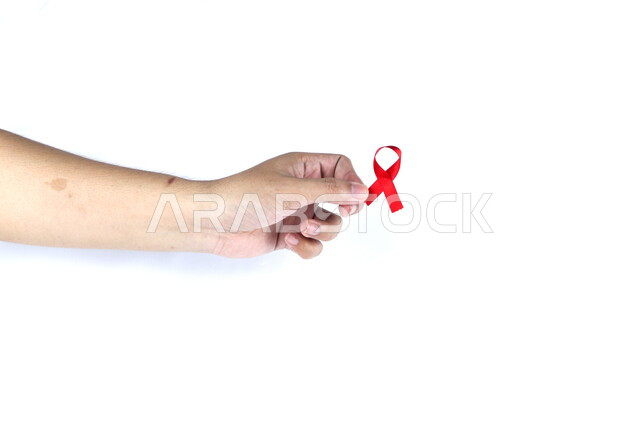 يد تمسك شريط أحمر , شريط التوعية بمرض الإيدز , نقص المناعة البشرية , رعاية صحية , خلفية بيضاء .