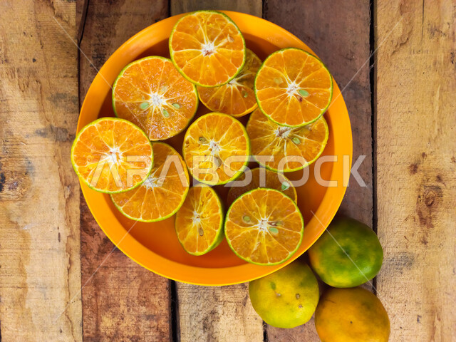 طبق من شرائح البرتقال الطازج، فيتامين سي، فاكهة منعشة ولذيذة، فيتامين طبيعي، حمضيات، فواكه طازجة ومفيدة