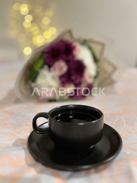 صورة مقربة لكوب القهوة، فنجان قهوة، باقة من الورود و الأزهار الجميلة، مشروبات ساخنة، خلفية بوكيه الورد