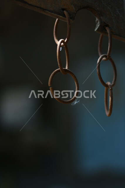 سلاسل فولاذية معلقة، سلاسل معدنية، سلاسل دائرية قديمة