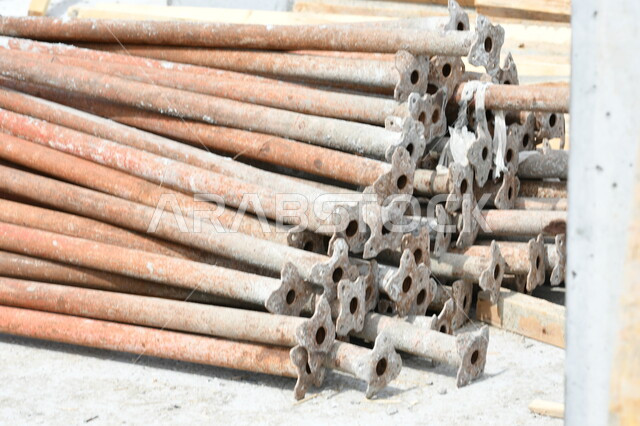 صورة مقربة لاعمدة فولاذية صلبة، ارجل بناء الاسقف، ادوات ومعدات البناء