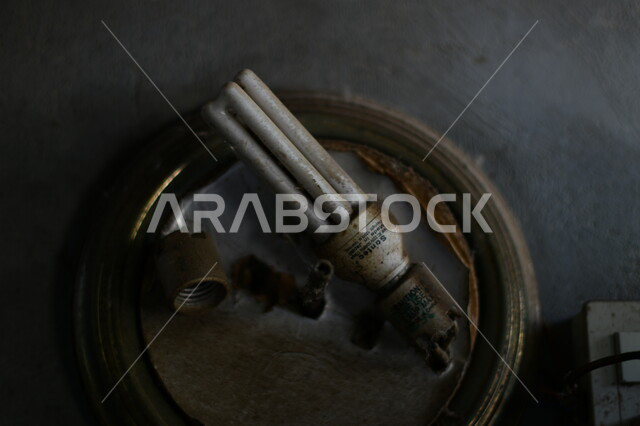 صورة مقربة لاطار داري، لمبة نيون، مصباح انارة فوق اطار معدني دائري