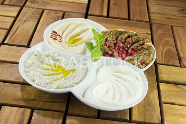 مجموعة متنوعة  لطبق من المقبلات الباردة المشكلة ، مأكولات عربية ، أطباق شعبية ، وصفات وأطباق طعام لذيذة ، وجبة طعام خفيفة وصحية ، فطور صباحي.