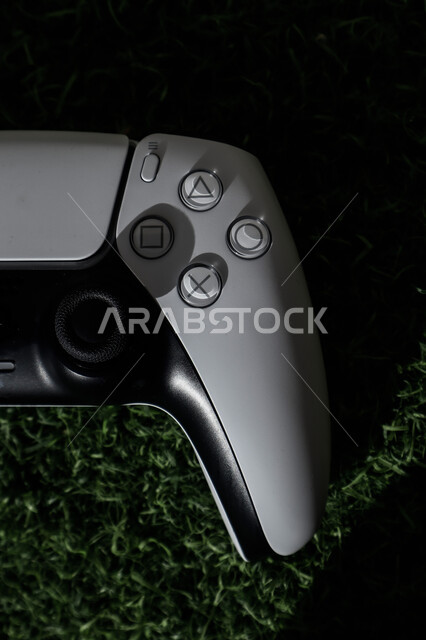 عصا التحكم لألعاب الفيديو البلايستيشن ، أجهزة تكنولوجية و الكترونية ، تقنيات و ألعاب ، خلفية خضراء .