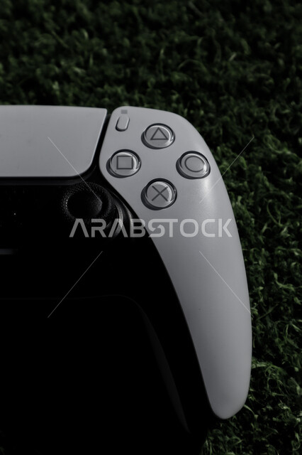 عصا التحكم لألعاب الفيديو البلايستيشن ، أجهزة تكنولوجية و الكترونية ، تقنيات و ألعاب ، خلفية خضراء .