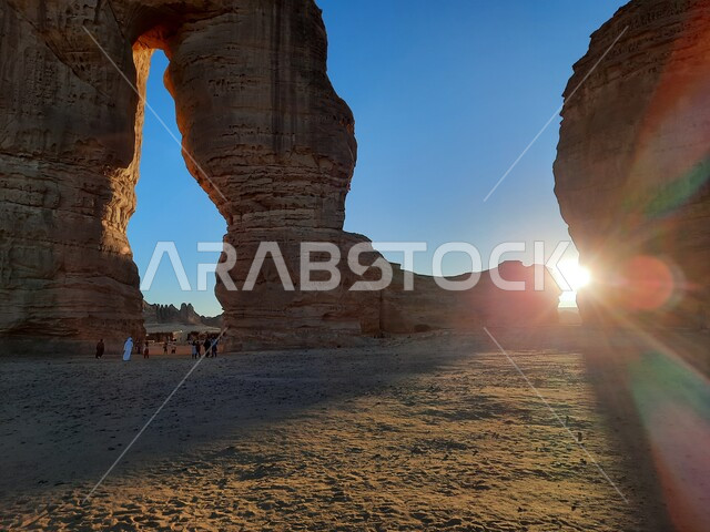 صخرة الفيل ، العلا ،  المملكة العربية السعودية ، مواقع اثرية ، معالم تاريخية سياحية ، المناظر الطبيعية غير العادية من الحجر الرملي ،  بلدة العلا القديمة ، تراث ثقافي وطبيعي.