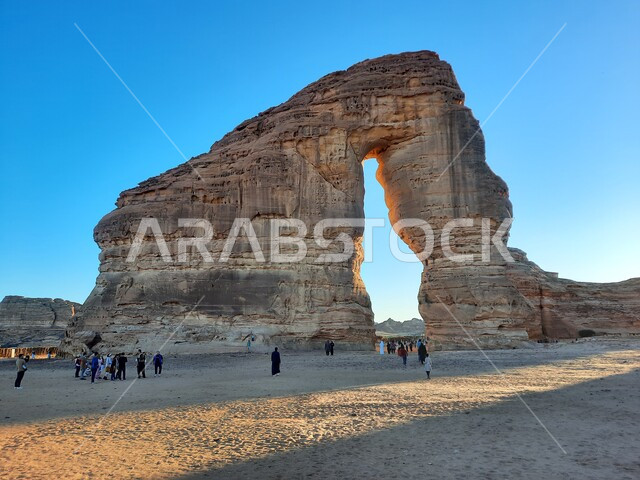 صخرة الفيل ، العلا ،  المملكة العربية السعودية ، مواقع اثرية ، معالم تاريخية سياحية ، المناظر الطبيعية غير العادية من الحجر الرملي ،  بلدة العلا القديمة ، تراث ثقافي وطبيعي.