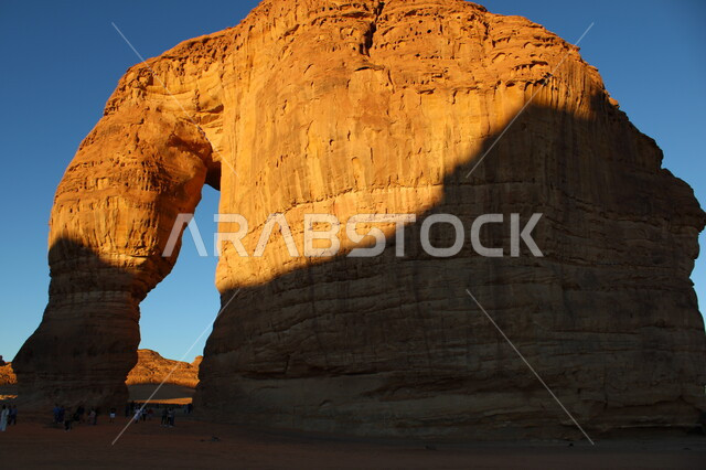 صخرة الفيل ، العلا ،  المملكة العربية السعودية ، مواقع اثرية ، معالم تاريخية سياحية ، المناظر الطبيعية غير العادية من الحجر الرملي ،  بلدة العلا القديمة ، تراث ثقافي وطبيعي.