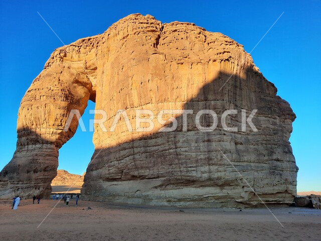 صخرة الفيل ، العلا ،  المملكة العربية السعودية ، مواقع اثرية ، معالم تاريخية سياحية ، المناظر الطبيعية غير العادية من الحجر الرملي ،  بلدة العلا القديمة ، تراث ثقافي وطبيعي.