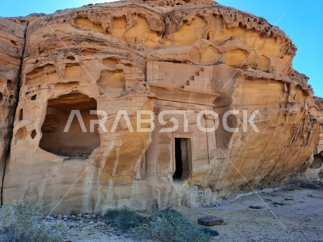 صورة مقربة للتكوينات الصخرية في محافظة العلا في المملكة العربية السعودية، معالم تاريخيه اثريه قديمه، الطبيعة الصحراوية، اماكن سياحية