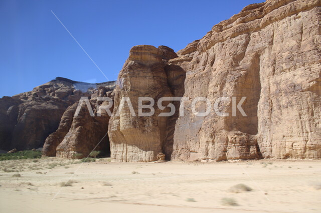 التكوينات الصخرية الطبيعية في محافظة العلا بالمملكة العربية السعودية، معالم العلا الاثرية، اماكن تاريخية قديمة، القمم الجبلية، المرتفعات الصخرية، الطبيعة الصحراوية، السياحة في السعودية