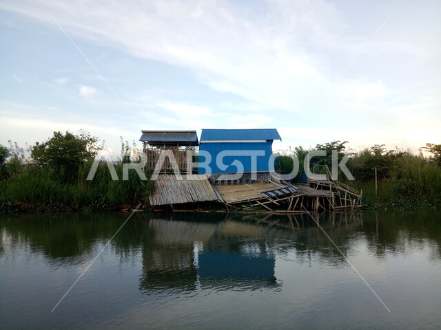 كوخ صغير مهجور على طرف بحيرة، في الأحياء الفقيرة، كوخ مخرب، منظر الطبيعة الخلابة، كوخ وسط الطبيعة، كوخ مضرر .